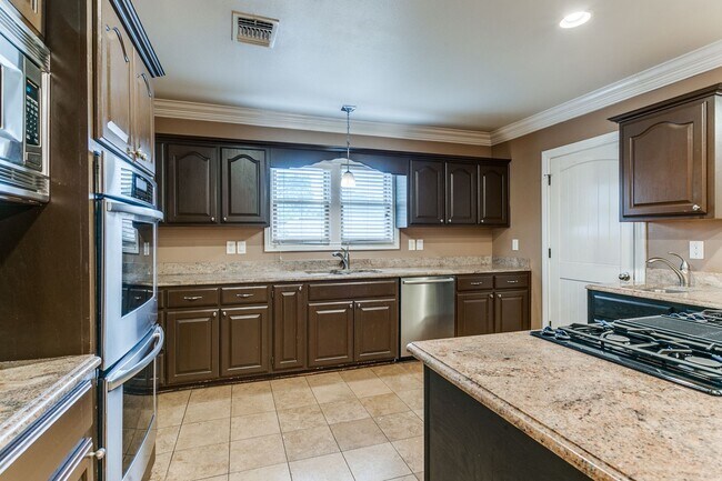 Foto del edificio - Magnificent 6-Bedroom, 5-Full Bath in Terrel Hills