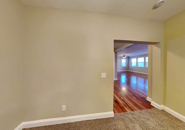 Foto del edificio - 380 Roseglen Dr NW