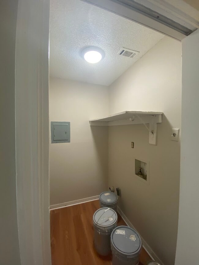 Foto del edificio - 2110 Schwab Ct