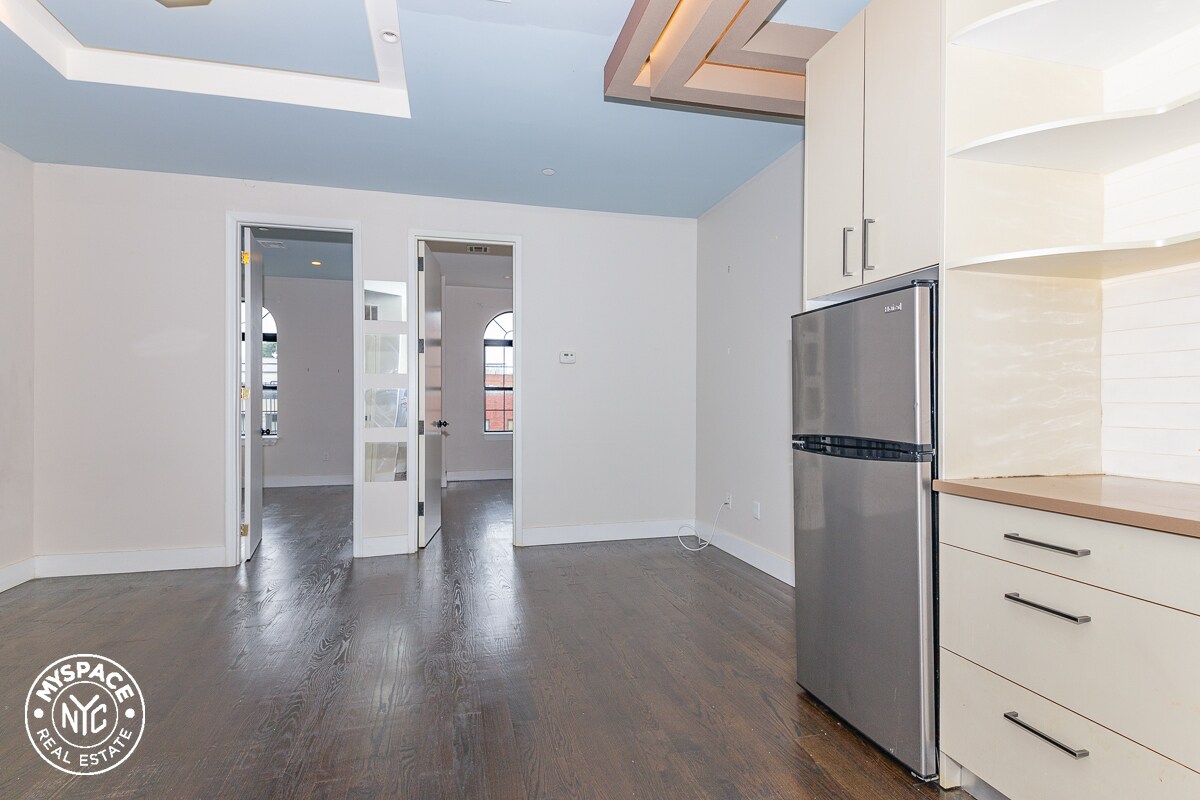 Foto principal - 854 Greene Ave