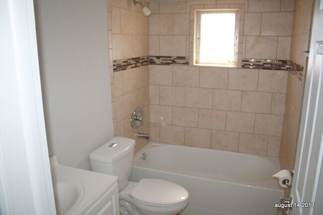 Building Photo - Beautifully updated 2 bedroom 1 bath