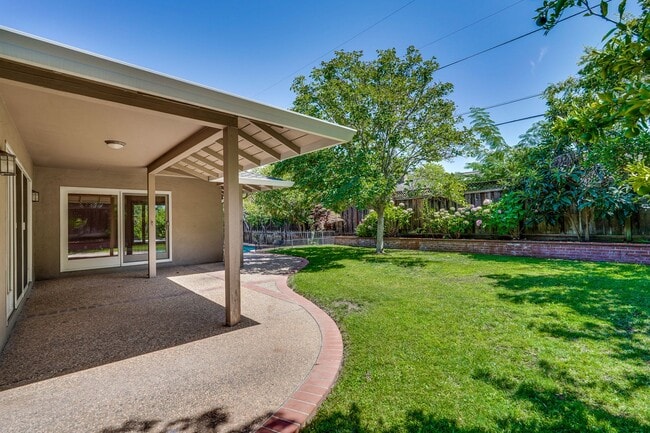 Building Photo - Excellent 3 Bedroom 2 Bath In A Great Neig...