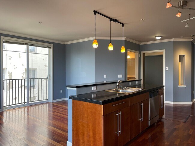 Foto del edificio - CLICK "REQUEST A TOUR" NOW!