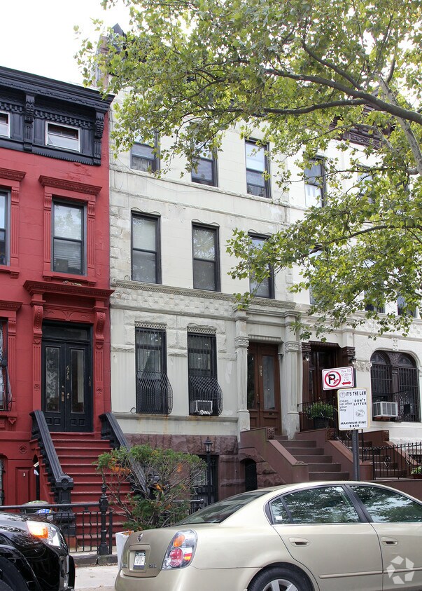 Foto principal - 676 Putnam Ave