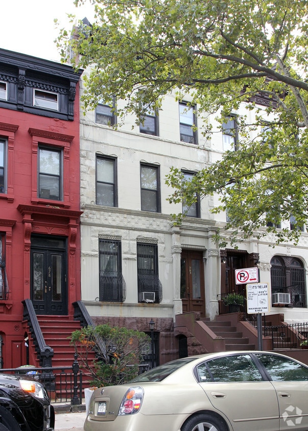 Primary Photo - 676 Putnam Ave