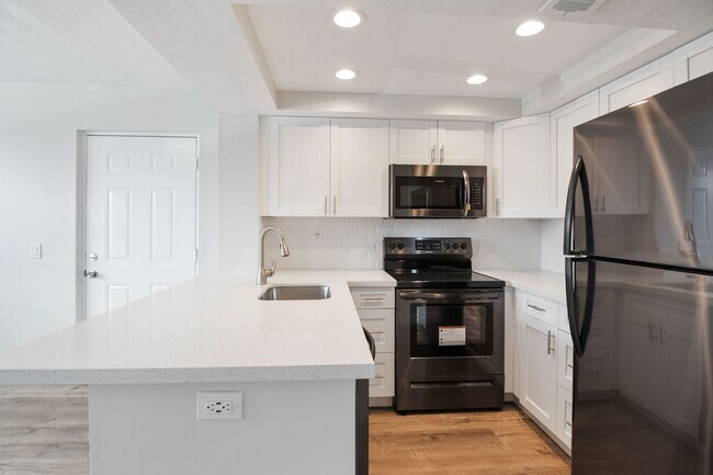 Foto del edificio - ONE BEDROOM ONE BATHROOM! WATERFRONT COMMU...
