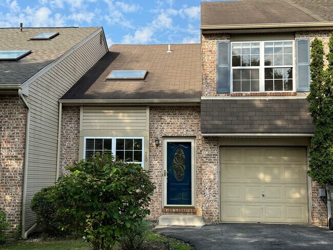 Foto del edificio - THREE BEDROOM  w Finished Basement- PARKLA...