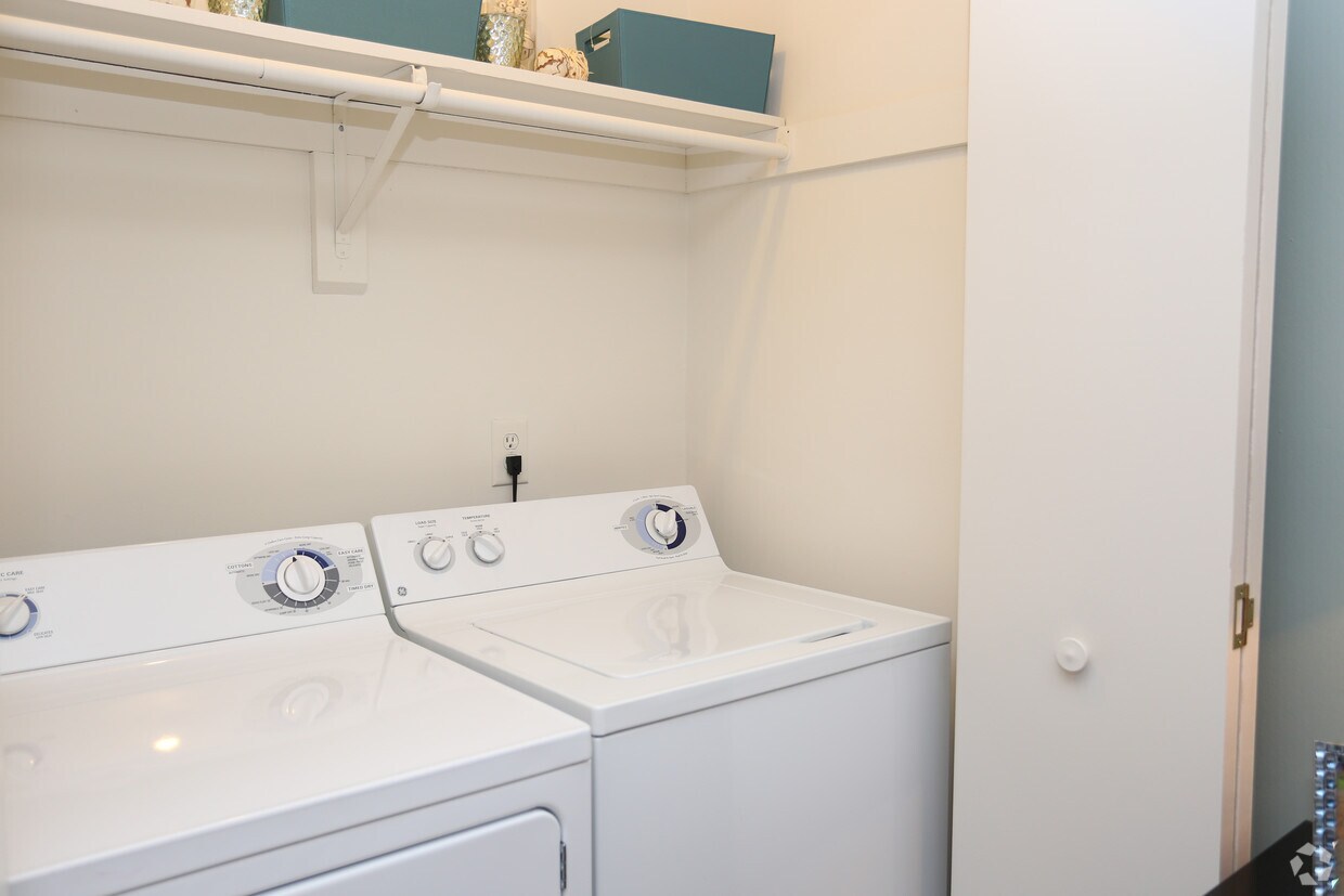 Ashford Place 6075 Grelot Rd Mobile, AL Apartments for Rent in