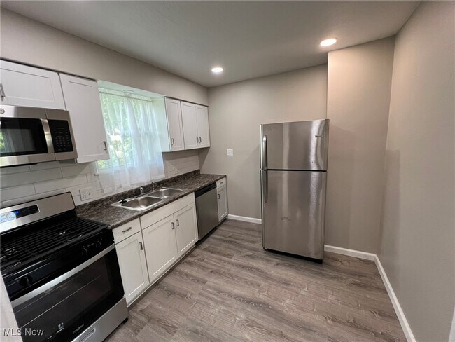 Foto del edificio - 784 Rosamond Ave