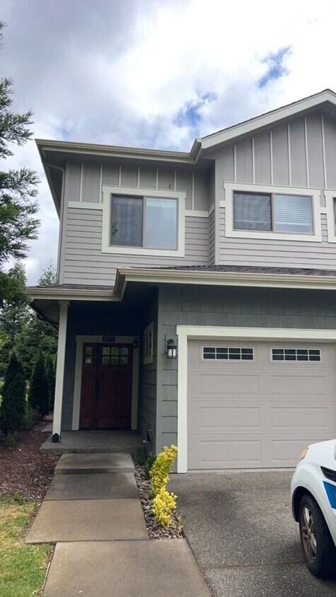 Primary Photo - BEAUTIFUL TOWNHOME IN A QUIET NEIGHBORHOOD