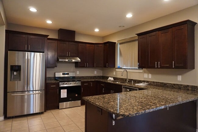Building Photo - ONE-MONTH FREE RENT! 4 Bed, 3 Bathroom HOUSE available IN JULY!