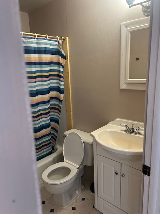 Building Photo - Burlington Duplex