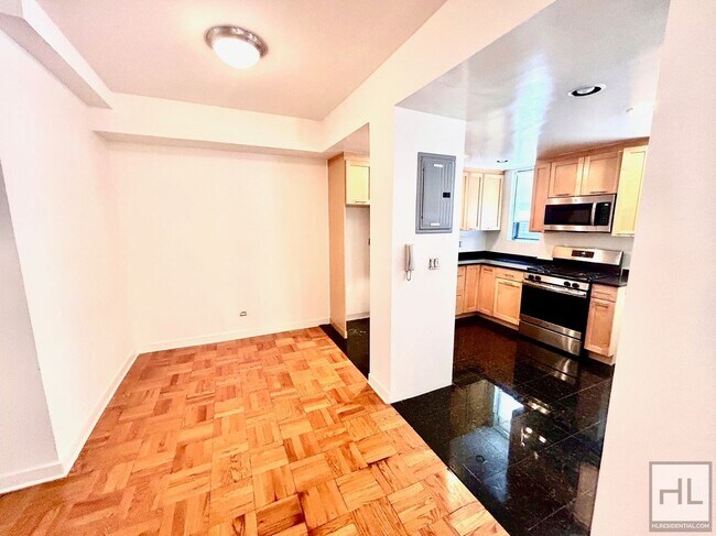 Foto del edificio - RENOVATED ALCOVE STUDIO IN DOORMAN BUILDING!