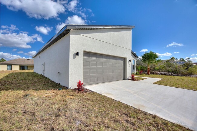 Building Photo - BRAND NEW Home! Modern, energy efficient h...