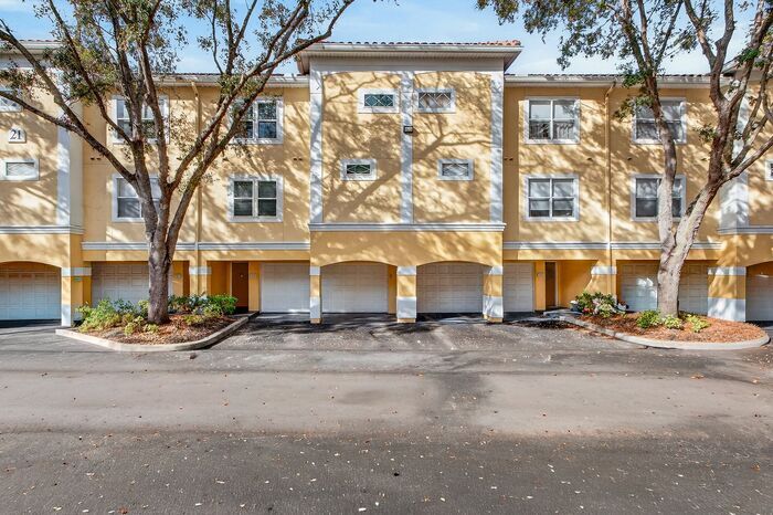 Immaculately updated 3/2.5 Three-Story Maitland Condo in Visconti! - Immaculately updated 3/2.5 Three-Story Maitland Condo in Visconti!