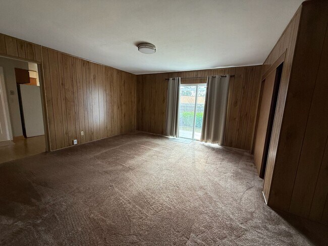 Foto del edificio - Spacious 3 bed 2 bathroom with 2 car garage