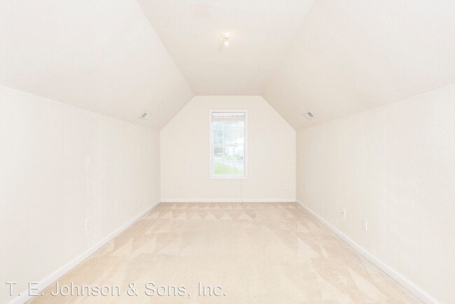 Building Photo - 3 br, 2 bath House - 5190 Queensway Road