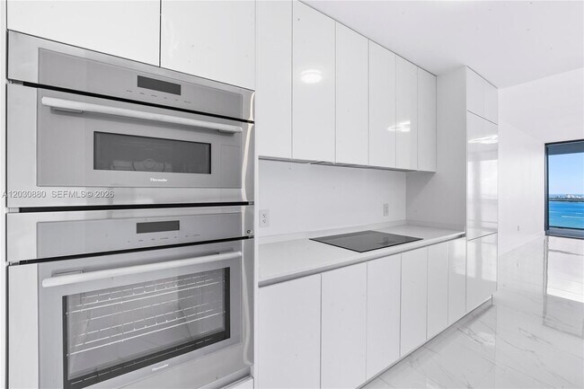 Foto del edificio - 700 NE 24th St