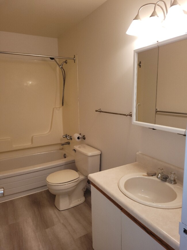 Building Photo - 176 Fergus St N