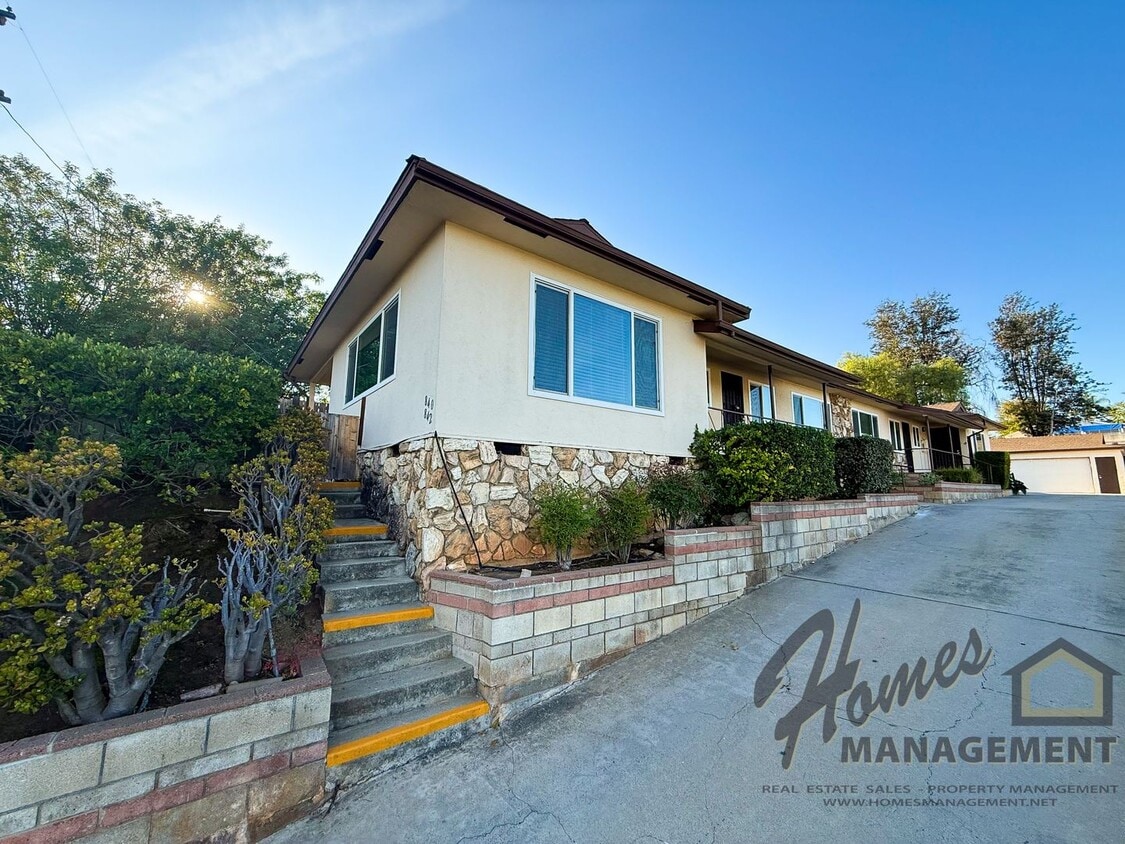 Primary Photo - Homes Management - 2 Bed, 1.5 Bath Duplex ...