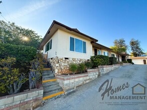 Building Photo - 840 W 7th Ave