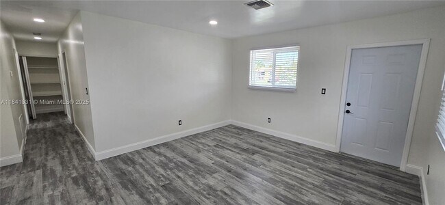 Foto del edificio - 9805 Marlin Rd