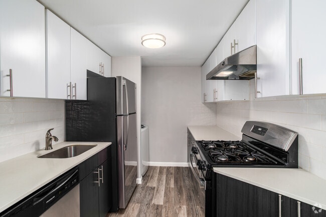 Kitchen - Regency Townhomes
