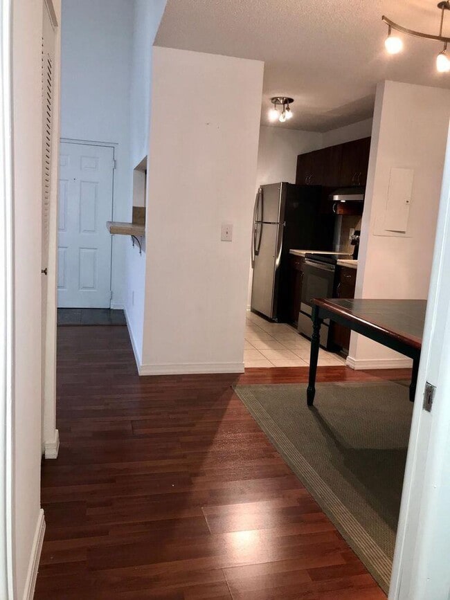 Foto del edificio - 1701 Village Blvd