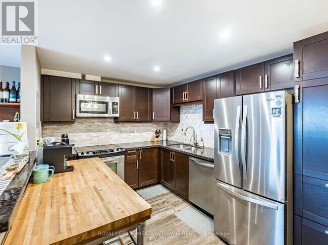 Building Photo - 6720-6720 Glen Erin Dr