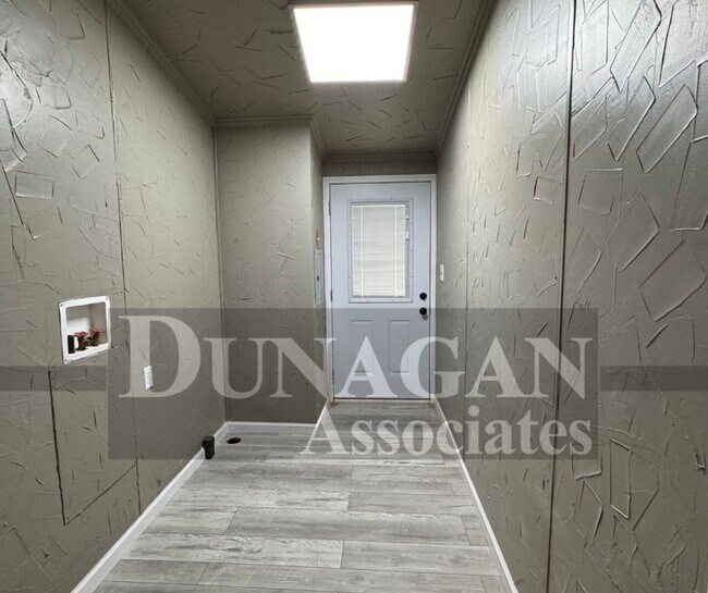 Foto del edificio - Remodeled!! 3 Bedroom 2 Bath with large parking area/covered parking .