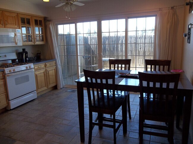 Foto del edificio - 6495 E Happy Canyon Rd
