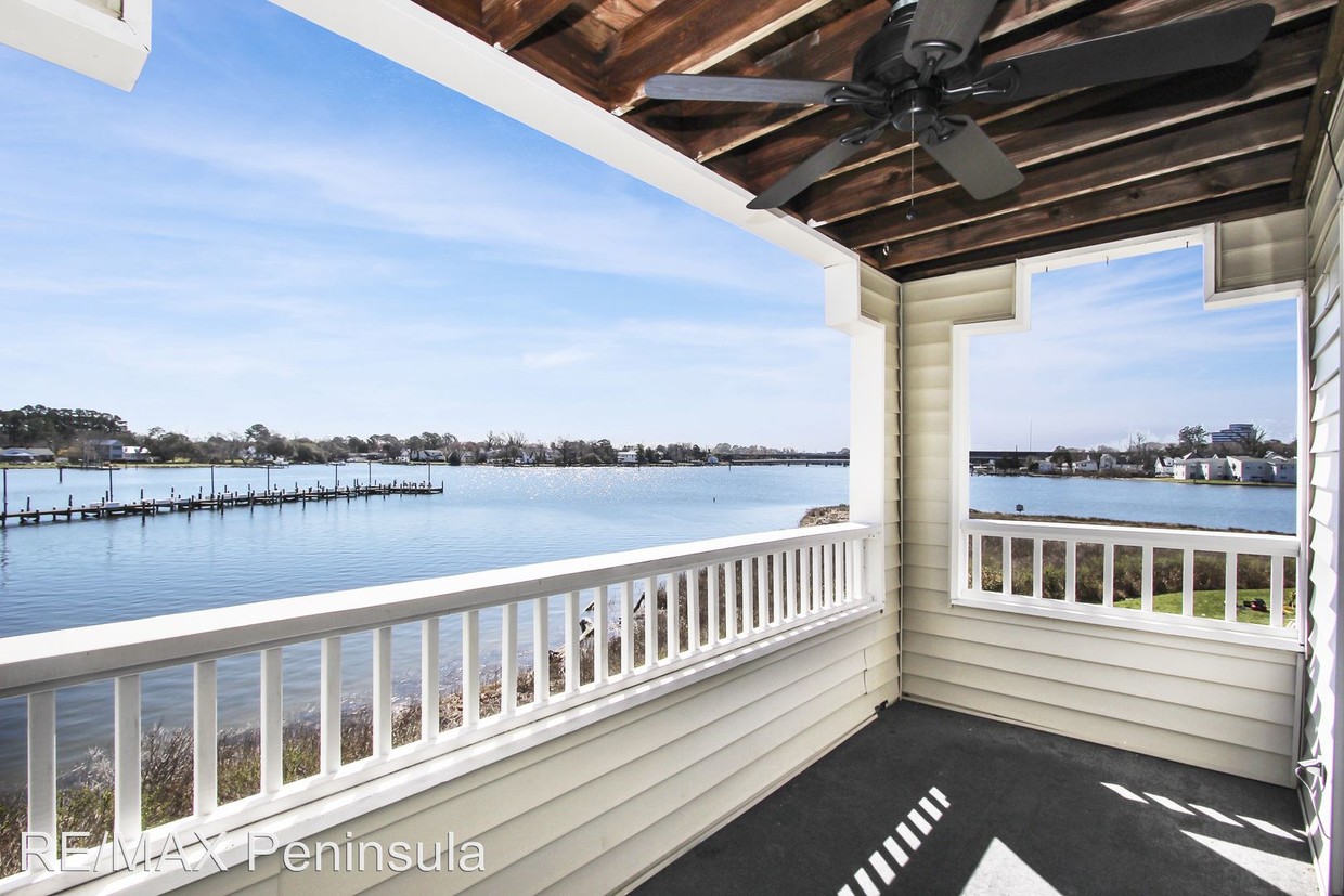Primary Photo - 215 Island Cove Ct