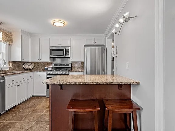 Building Photo - Welcome to the home of your dreams! This g...
