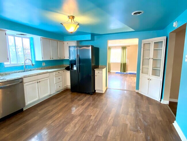 Fully equipped kitchen. - 10 Willard St