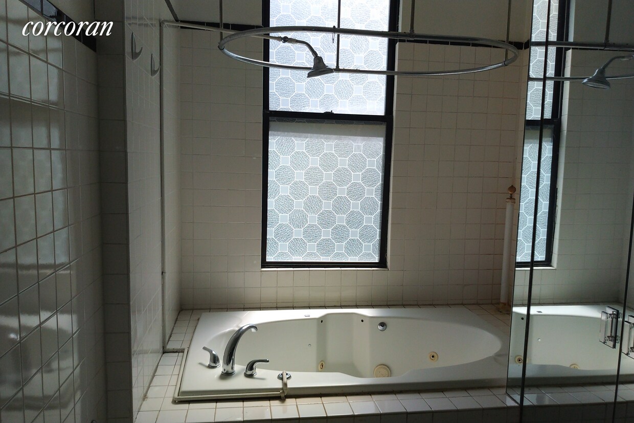Building Photo - 224 W 79th St