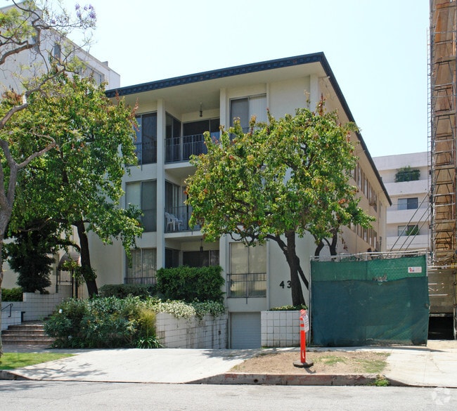 Building Photo - 435 N Palm Dr