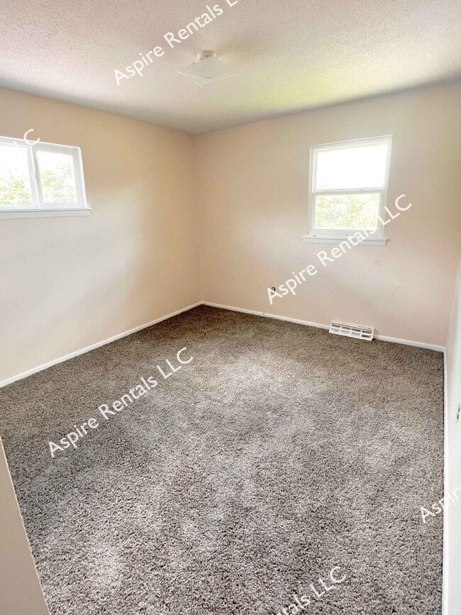 Building Photo - 2905 N Willowbrook Rd