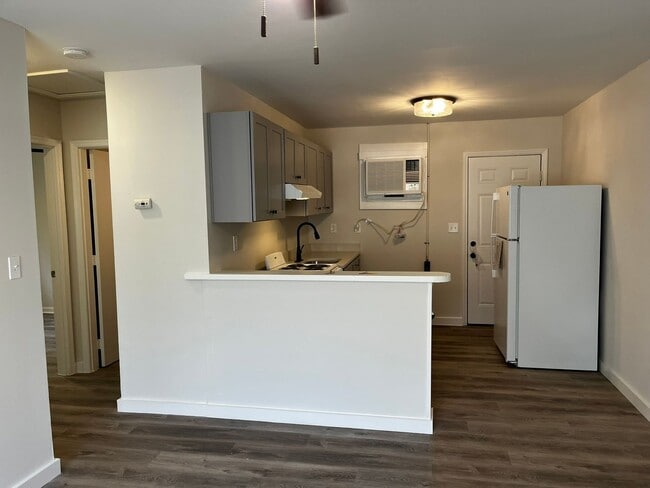 Building Photo - Newly Renovated Unit!