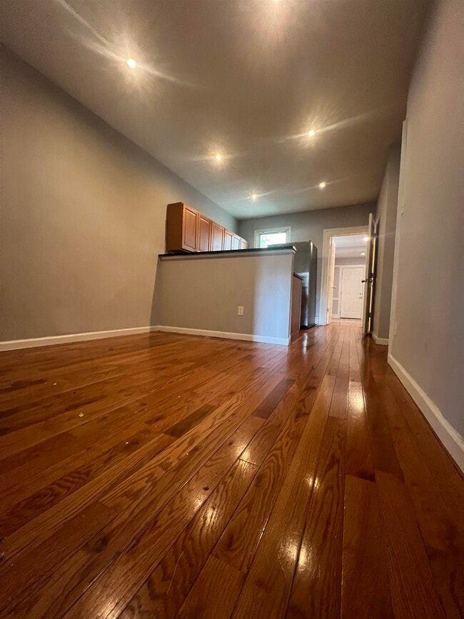 Building Photo - 439 Mallory Ave