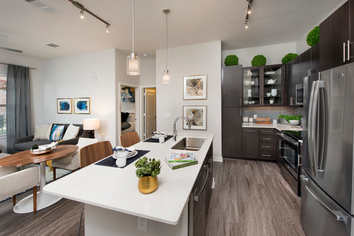 Cocina de diseño - Overture Barrett 55+ Active Adult Apartment Homes