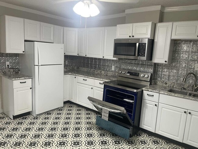 Building Photo - 4031-4037-4037 Pleasant St