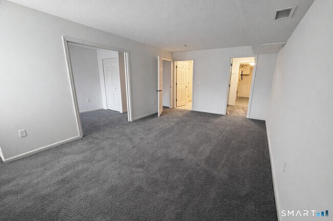 Foto del edificio - 114 Huckleberry Hill Rd