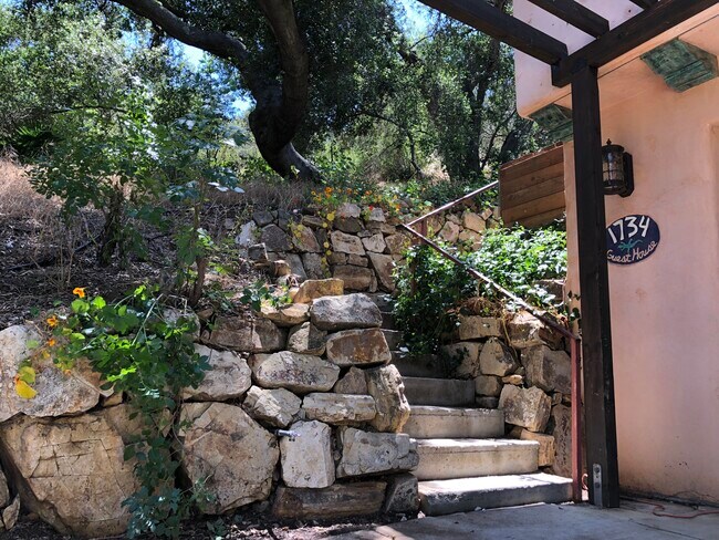 Foto del edificio - 1734 Topanga Skyline Dr