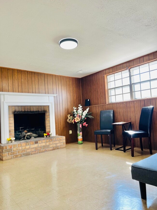 Foto del edificio - 1405 Pleasant Valley Dr