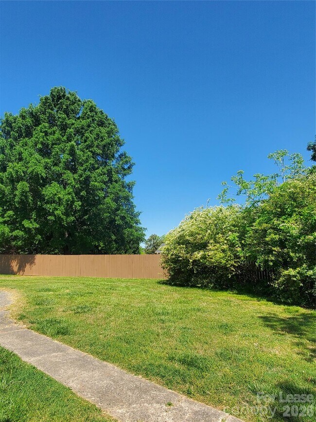 Foto del edificio - 1435 Davie Ave