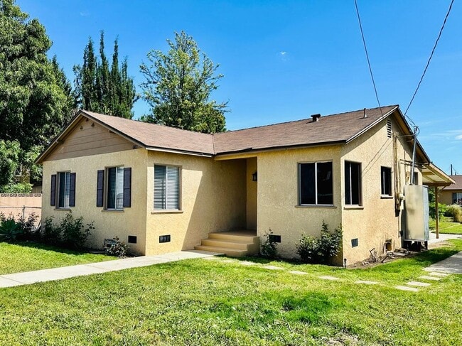 Building Photo - 1375 N Sunflower Ave