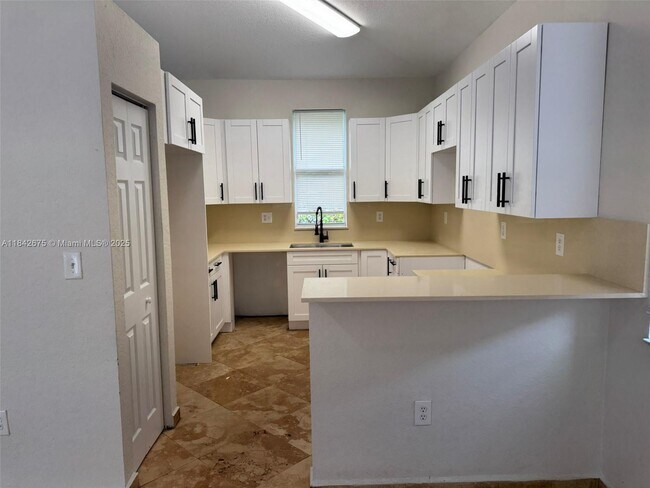 Foto del edificio - 21733 Ingraham Ave Rd