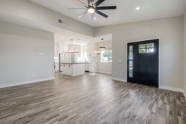 Building Photo - 532 Elm Ave