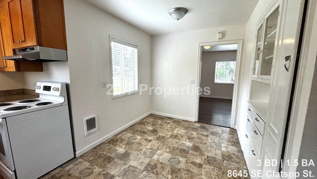 Foto del edificio - Bright 3BD I 1.5BA Home w/ Large Yard - SE Portland