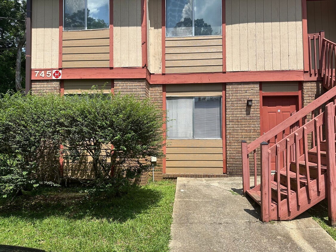 745 Pointe Ct Unit C, Tallahassee, FL 32308 Room for Rent in